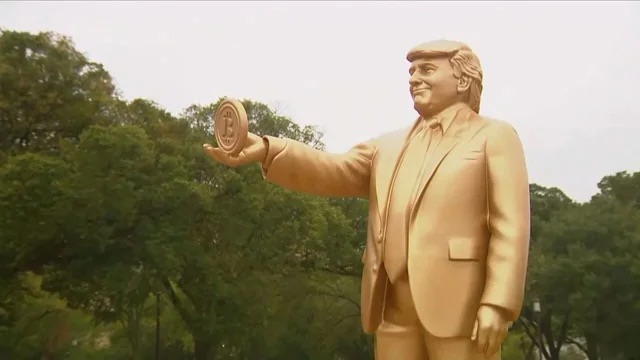 A 12-foot golden statue of Trump holding Bitcoin sparked controversy and discussion about politics and monetary policy during the Fed's interest rate cuts.