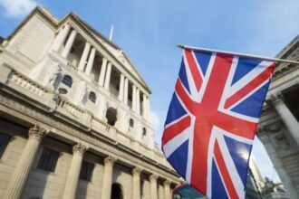 Bank of England headquarters with stablecoin regulation headline