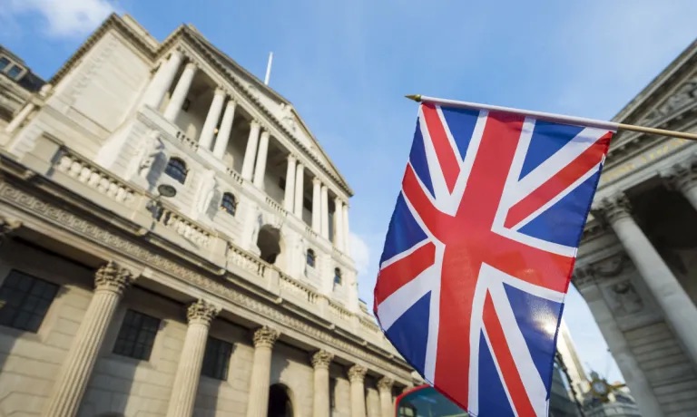 Bank of England headquarters with stablecoin regulation headline